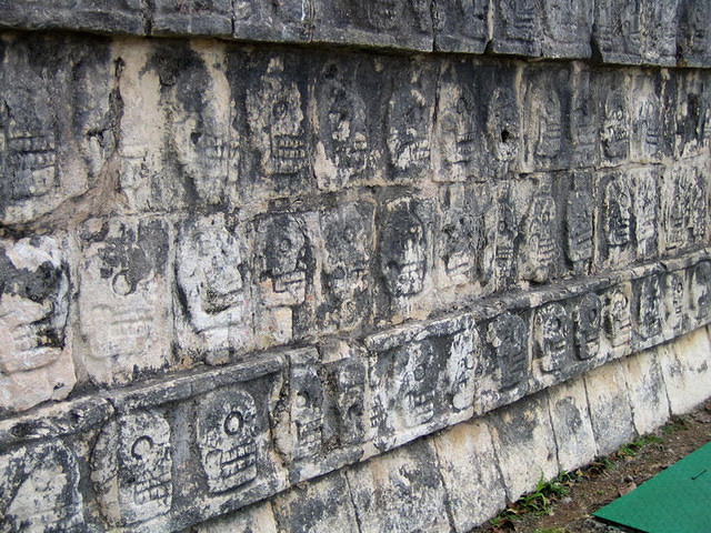 Chichen Itza Tzompantli 01